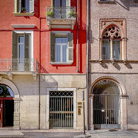 Affittacamere Tra Piazza Erbe E Piazza Bra Raffinata Maison *
